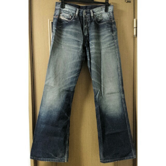 DIESEL(ディーゼル)の【DIESEL】(ディーゼル) ボタンフライ ブーツカット デニムパンツ W30 メンズのパンツ(デニム/ジーンズ)の商品写真
