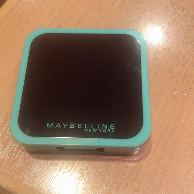 MAYBELLINE(メイベリン)のメイベリン ほほ新品 フアンデ 自然なオークル コスメ/美容のベースメイク/化粧品(ファンデーション)の商品写真