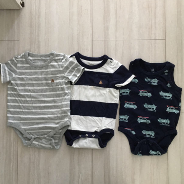 babyGAP(ベビーギャップ)のベビーギャップ  12-18month ロンパース 3枚セット キッズ/ベビー/マタニティのベビー服(~85cm)(ロンパース)の商品写真