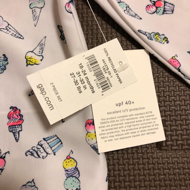 babyGAP(ベビーギャップ)の【新品】ベビーギャップ 水着＆帽子セット アイスクリーム柄 90サイズ キッズ/ベビー/マタニティのキッズ服女の子用(90cm~)(水着)の商品写真