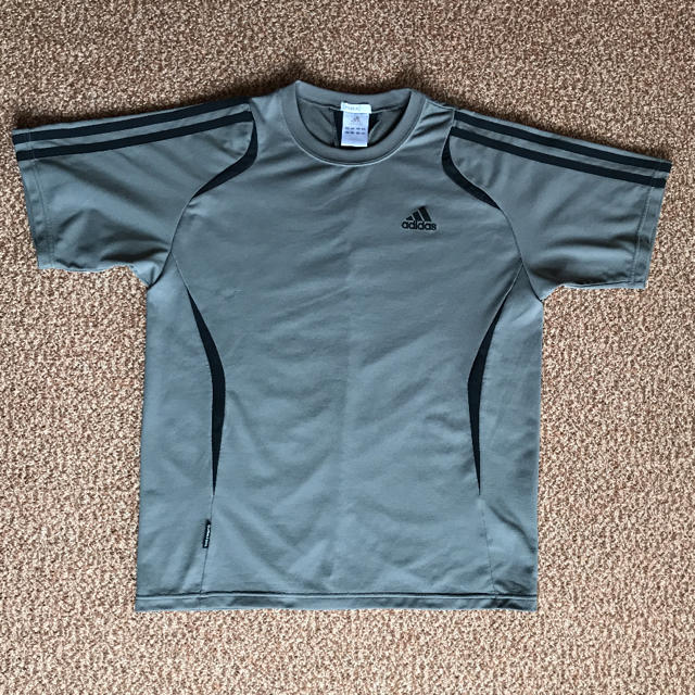 adidas(アディダス)のアディダス Tシャツ スポーツ/アウトドアのトレーニング/エクササイズ(トレーニング用品)の商品写真