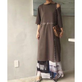 アメリヴィンテージ(Ameri VINTAGE)の人気完売 HOOK&I SLIT DRESS チャコールグレー AMERI(ひざ丈ワンピース)