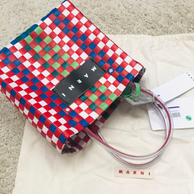 Marni(マルニ)の新品 ♡ マルニ ピクニックバッグ ミニ レッド 赤 ブルー ホワイト グリーン レディースのバッグ(かごバッグ/ストローバッグ)の商品写真