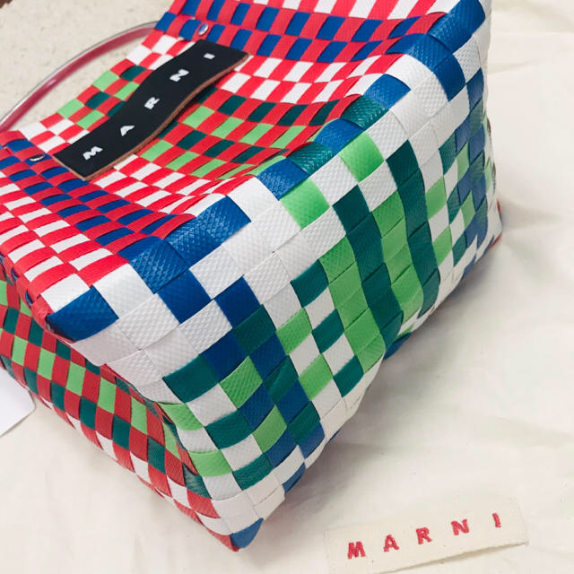Marni(マルニ)の新品 ♡ マルニ ピクニックバッグ ミニ レッド 赤 ブルー ホワイト グリーン レディースのバッグ(かごバッグ/ストローバッグ)の商品写真