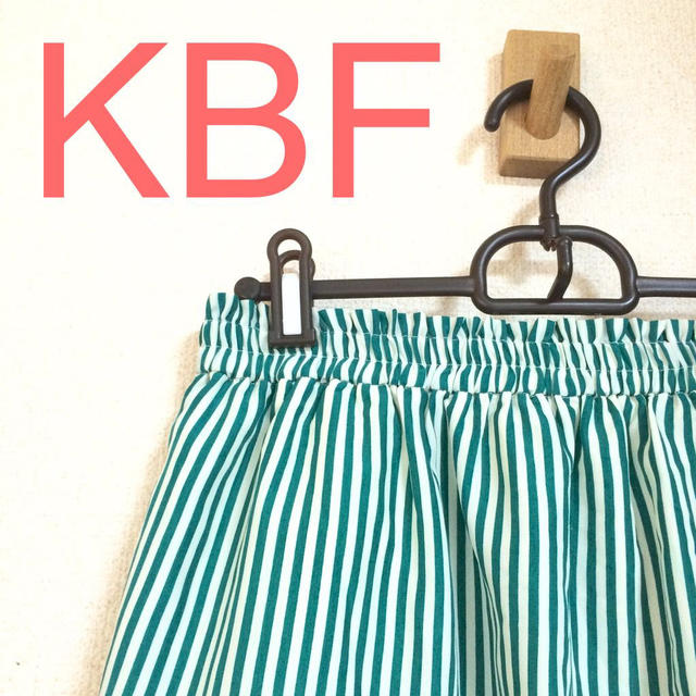 KBF(ケービーエフ)のKBF＋ストライプタックスカート送込 レディースのスカート(ひざ丈スカート)の商品写真