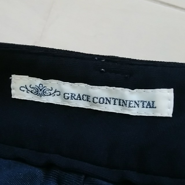 GRACE CONTINENTAL(グレースコンチネンタル)のグレース　黒　7分丈パンツ レディースのパンツ(カジュアルパンツ)の商品写真