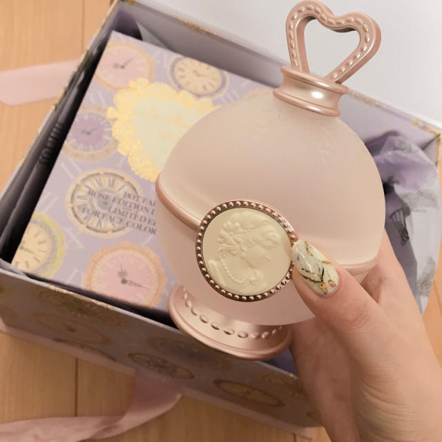 Les Merveilleuses LADUREE(レメルヴェイユーズラデュレ)の2015年クリスマス限定Les Merveilleuses LADURÉEチーク コスメ/美容のベースメイク/化粧品(チーク)の商品写真