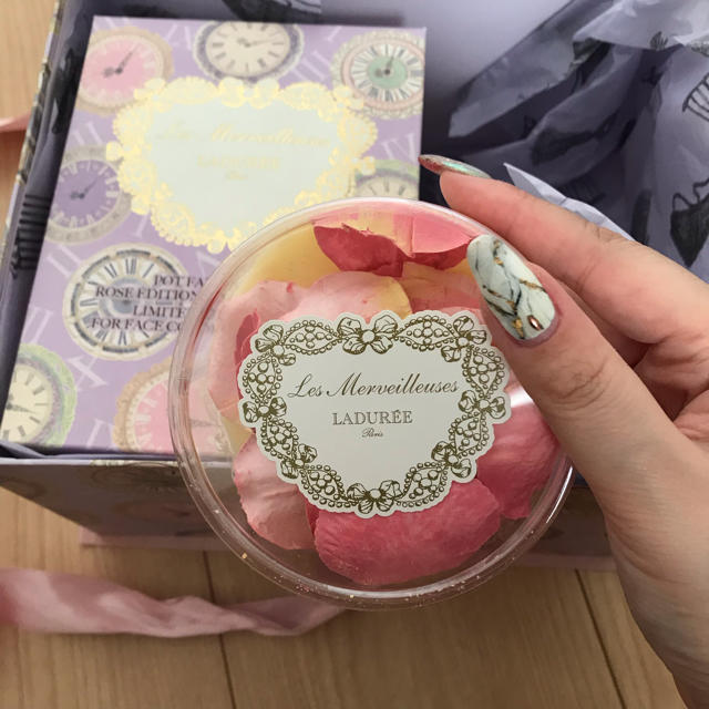 Les Merveilleuses LADUREE(レメルヴェイユーズラデュレ)の2015年クリスマス限定Les Merveilleuses LADURÉEチーク コスメ/美容のベースメイク/化粧品(チーク)の商品写真