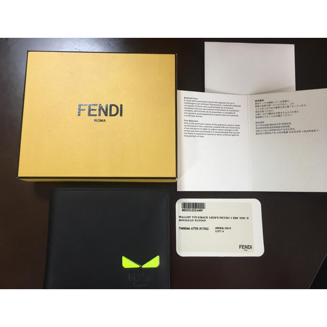 新品 FENDI フェンディ 二つ折り財布 ブラックファッション小物