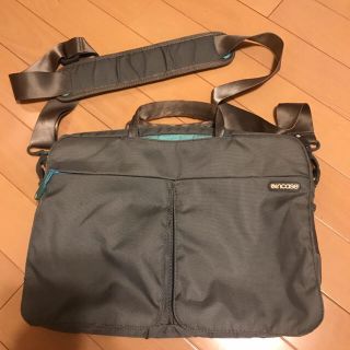 インケース(Incase)のIncase パソコンバック　MacBook 13 インチ　シルバー(PC周辺機器)