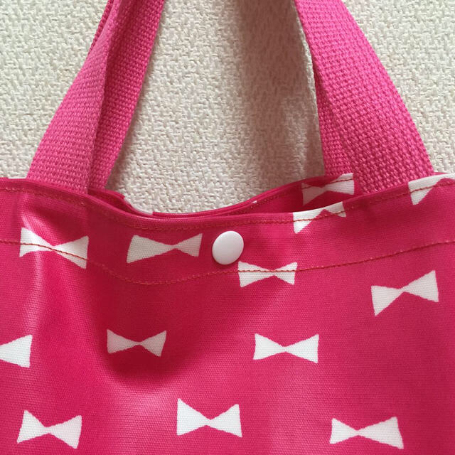 ピンクりぼん柄プールバッグ雨の日バッグ キッズ/ベビー/マタニティのこども用バッグ(その他)の商品写真