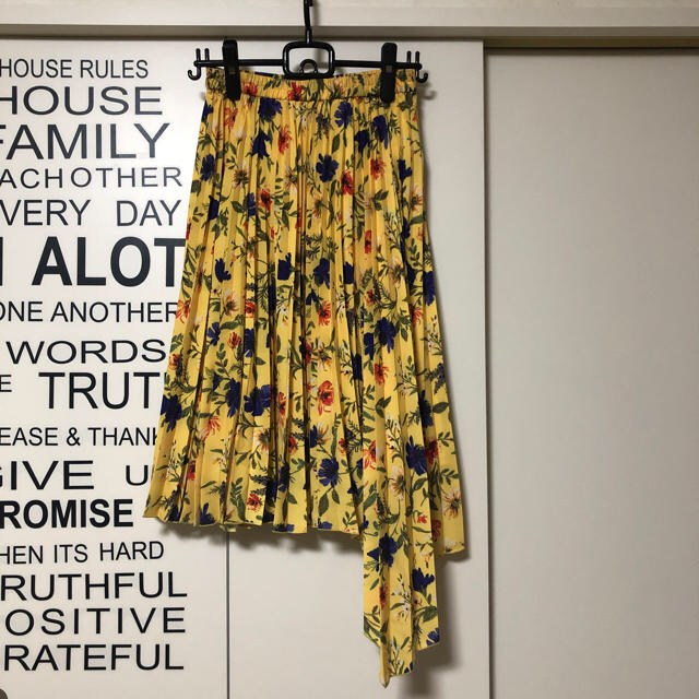 Mila Owen(ミラオーウェン)のミラオーウェン フラワープリント アシンメトリープリーツスカート 黄色 0/S レディースのスカート(ひざ丈スカート)の商品写真