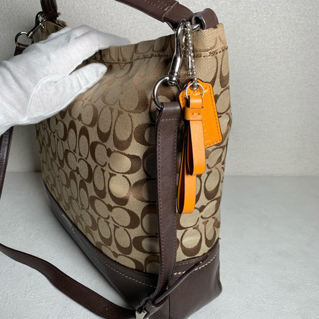 COACH(コーチ)のCOACH コーチ ショルダーバッグ シグネチャー 大きめ 607 レディースのバッグ(ショルダーバッグ)の商品写真