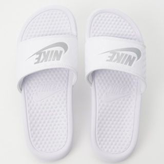 ナイキ(NIKE)の
希少廃盤プラチナホワイトチェック!ナイキベナッシ新品シャワーサンダル白


(サンダル)