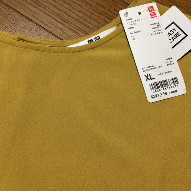 UNIQLO(ユニクロ)のユニクロ レーヨンエアリーＴブラウス 長袖 XLサイズ／イエロー 新品タグ付き！ レディースのトップス(シャツ/ブラウス(長袖/七分))の商品写真