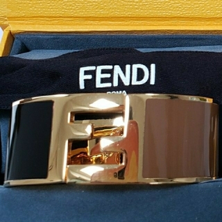 フェンディ(FENDI)の【美品FENDI バングル fendista】(ブレスレット/バングル)