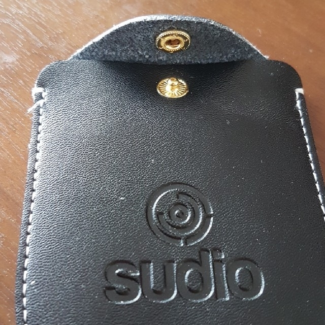 レザーケース Sudio スマホ/家電/カメラのオーディオ機器(ヘッドフォン/イヤフォン)の商品写真