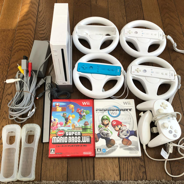 家庭用ゲーム機本体Wiiまとめ売り コントローラ3個 ハンドル4個
