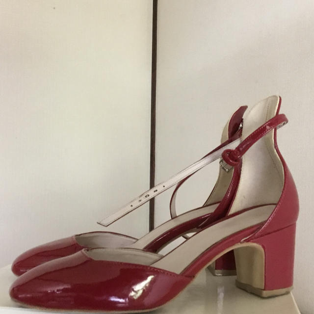 ZARA(ザラ)のZARA赤 エナメル レディースの靴/シューズ(ハイヒール/パンプス)の商品写真