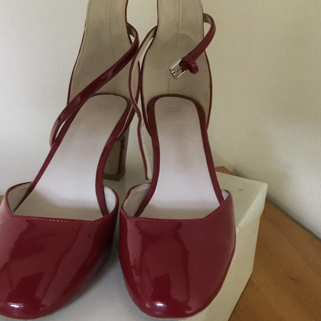 ZARA(ザラ)のZARA赤 エナメル レディースの靴/シューズ(ハイヒール/パンプス)の商品写真