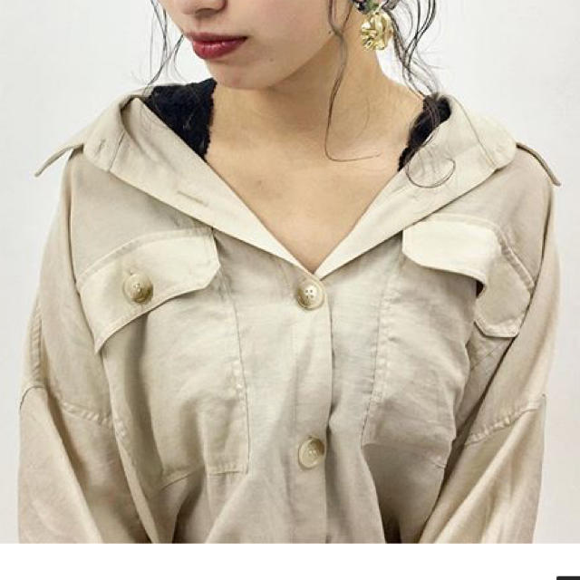 RETRO GIRL(レトロガール)のベージュ シャツ レディースのトップス(シャツ/ブラウス(長袖/七分))の商品写真