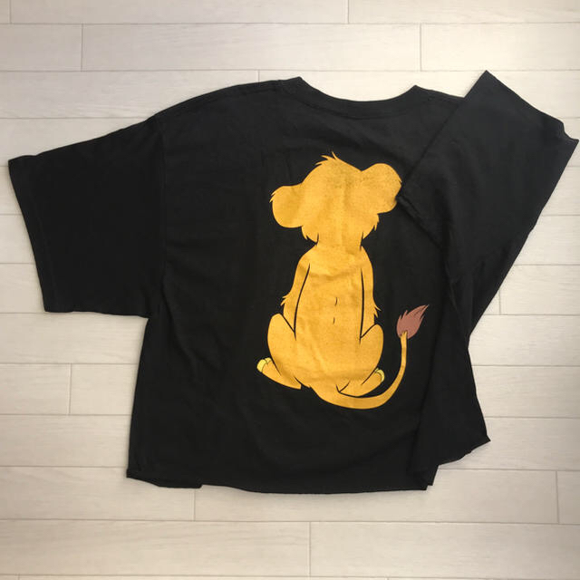 Disney(ディズニー)の【希少品】黒 シンバ 両面プリント Tシャツ  レディースのトップス(Tシャツ(半袖/袖なし))の商品写真