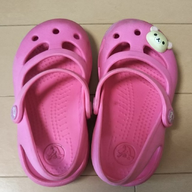 crocs(クロックス)のクロックス サンダル 女の子 靴 サイズ６ キッズ/ベビー/マタニティのベビー靴/シューズ(~14cm)(サンダル)の商品写真