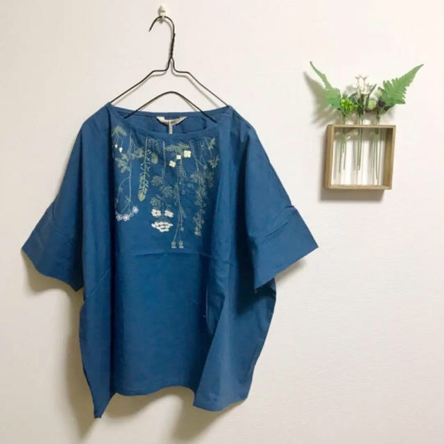 merlot(メルロー)の新作 フィリル 花柄 刺繍 ブラウス 春夏 半袖 ワイドブラウス セール 人気 レディースのトップス(シャツ/ブラウス(半袖/袖なし))の商品写真