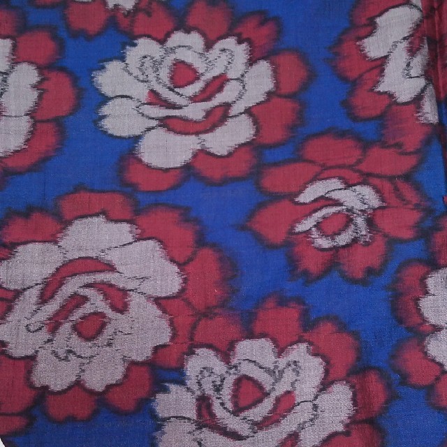 【羽織り】薔薇 ブルー 赤 銘仙 矢羽根の羽織り紐付 美品 レディースの水着/浴衣(着物)の商品写真