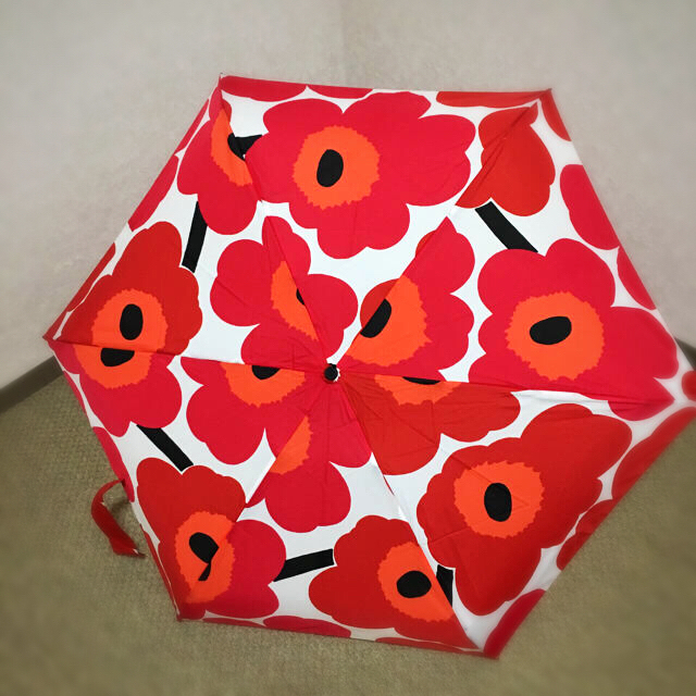 marimekko(マリメッコ)の【美品】マリメッコ 折り畳み傘 ウニコ  赤 レディースのファッション小物(傘)の商品写真