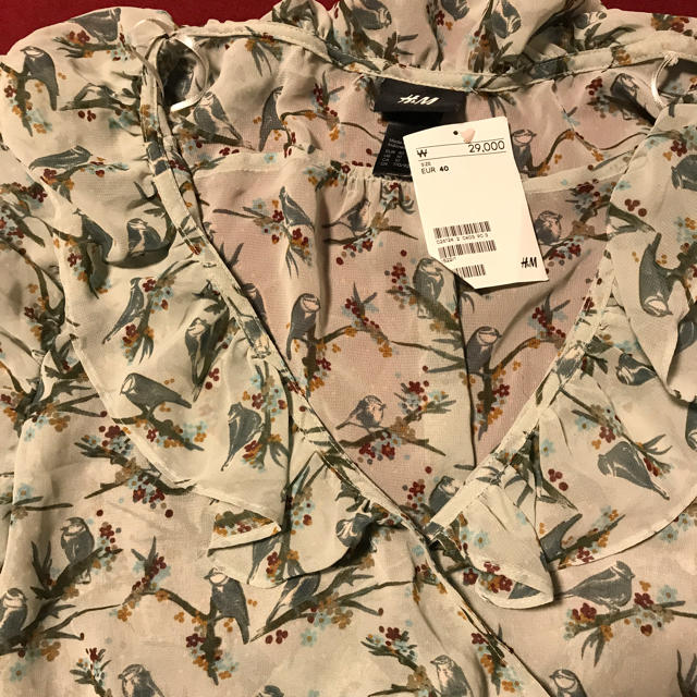 H&M(エイチアンドエム)の【新品】H&M パワーショルダー カシュクール ブラウス シースルー トップス レディースのトップス(シャツ/ブラウス(半袖/袖なし))の商品写真