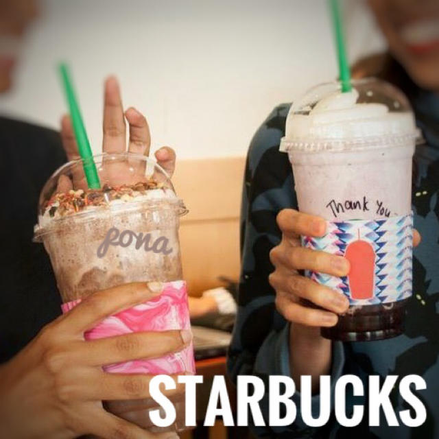 Starbucks Coffee(スターバックスコーヒー)の海外スタバ♡フラペチーノ シリコンラバースリーブ(青/ブルー幾何学模様) インテリア/住まい/日用品のキッチン/食器(グラス/カップ)の商品写真
