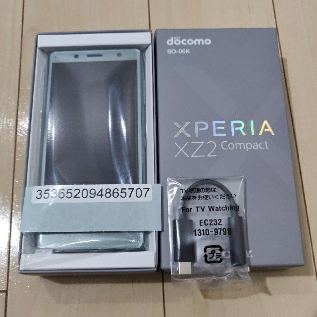SONY(ソニー)の Xperia XZ2 Compact モスグリーン so05k スマホ/家電/カメラのスマートフォン/携帯電話(スマートフォン本体)の商品写真