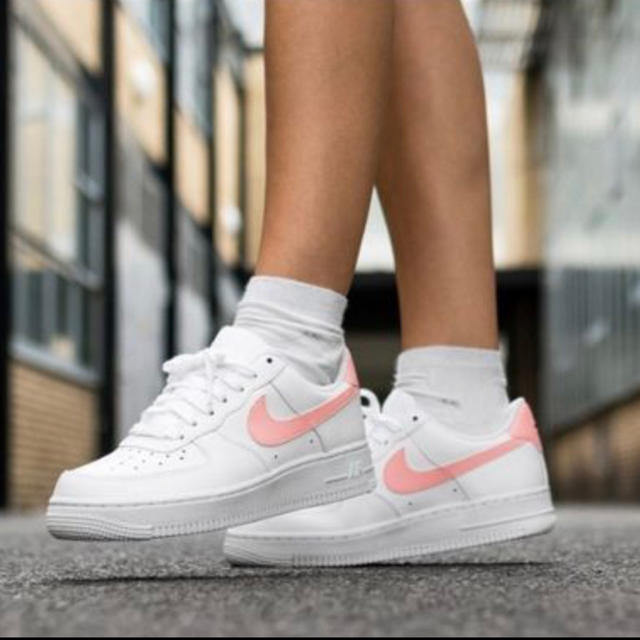 NIKE(ナイキ)のNIKE WMNS AIR FORCE 1 ’07 PINK 24.5cm レディースの靴/シューズ(スニーカー)の商品写真