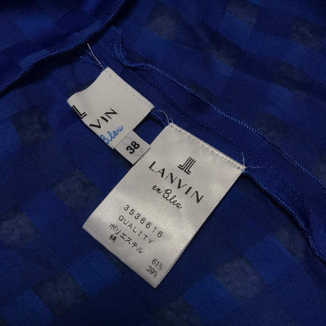 LANVIN en Bleu(ランバンオンブルー)のランバン オン ブルー フリルブラウス 青 レディースのトップス(シャツ/ブラウス(半袖/袖なし))の商品写真