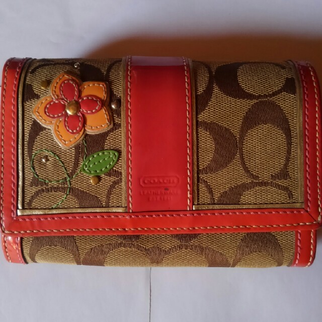 COACHコーチ/ 正規品 /三つ折り財布☆ 可愛い♪ ビビッドピンク色♪花
