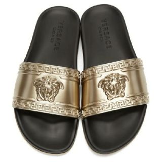 送料無料 6 VERSACE ヴェルサーチ 1008733 DGOLG ブラック×ゴールド スライドサンダル シャワーサンダル ロゴモチーフ size 40.0