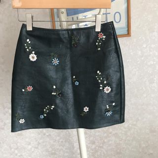 ザラ(ZARA)のほぼ新品  ザラ  花柄ビジュー レザースカート(ミニスカート)