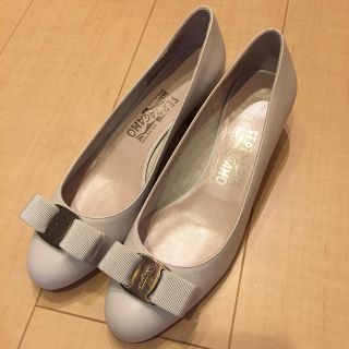 サルヴァトーレフェラガモ(Salvatore Ferragamo)の【美品】フェラガモ ヴァラ パンプス 71/2(ハイヒール/パンプス)