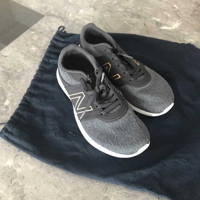 New Balance(ニューバランス)の【美品】ニューバランス トレーニングシューズ 23㎝ グレー レディースの靴/シューズ(スニーカー)の商品写真