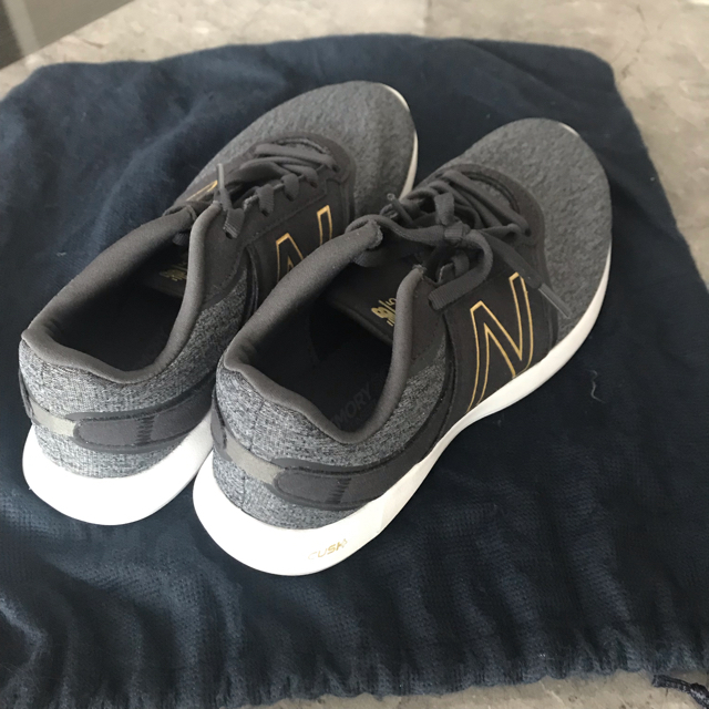 New Balance(ニューバランス)の【美品】ニューバランス トレーニングシューズ 23㎝ グレー レディースの靴/シューズ(スニーカー)の商品写真