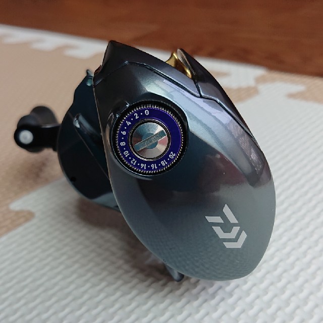 DAIWA(ダイワ)の中古美品ダイワ タトゥーラSV TW 8.1 右 スポーツ/アウトドアのフィッシング(リール)の商品写真