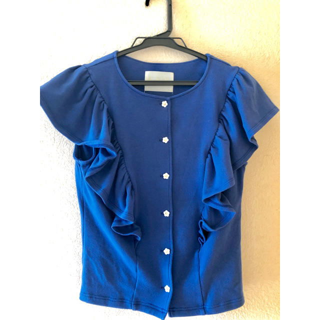 GYF Tokyo フラワーボタンフリルトップス レディースのトップス(シャツ/ブラウス(半袖/袖なし))の商品写真