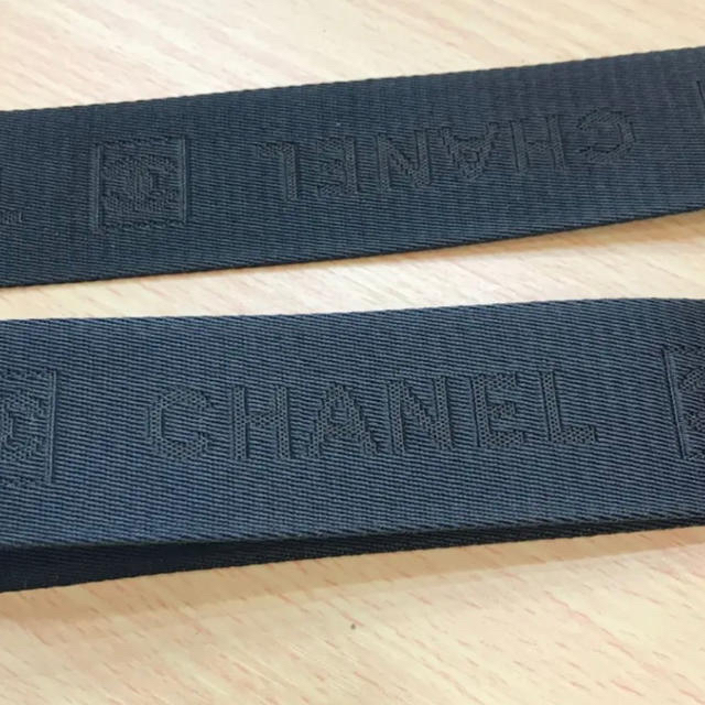 CHANEL(シャネル)のシャネル ショルダーストラップ ブラック ベルトロゴ入り レディースのバッグ(ショルダーバッグ)の商品写真