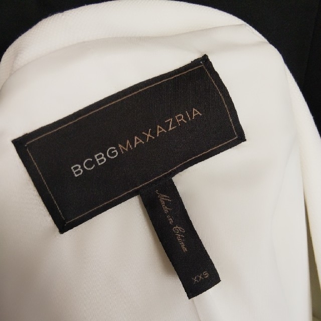 BCBGMAXAZRIA(ビーシービージーマックスアズリア)の1度も着用していません BCBG ホワイトジャケット 高級感溢れる レディースのジャケット/アウター(ノーカラージャケット)の商品写真