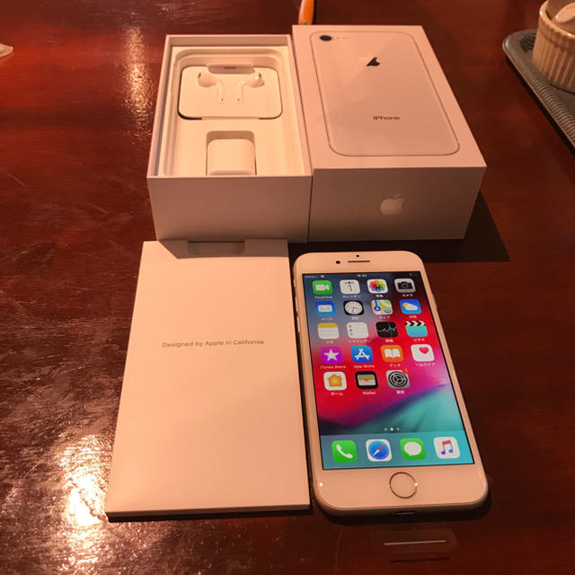 Apple(アップル)のiPhone8  SoftBank 64GB silver新品未使用 スマホ/家電/カメラのスマートフォン/携帯電話(スマートフォン本体)の商品写真