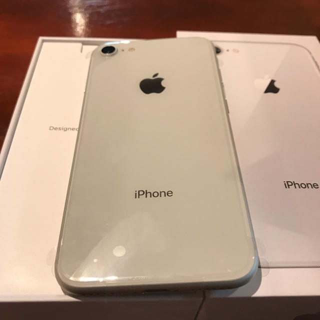 Apple(アップル)のiPhone8  SoftBank 64GB silver新品未使用 スマホ/家電/カメラのスマートフォン/携帯電話(スマートフォン本体)の商品写真