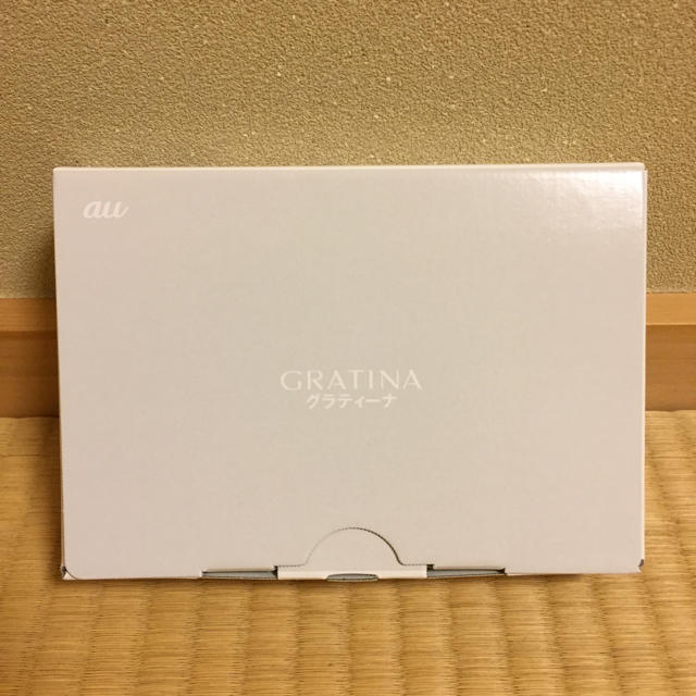 京セラ(キョウセラ)の【新品未使用】au GRATINA KYF37（ホワイト）SIMフリー スマホ/家電/カメラのスマートフォン/携帯電話(携帯電話本体)の商品写真