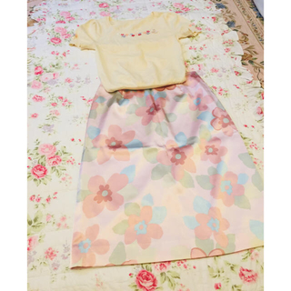 エムズグレイシー(M'S GRACY)の エムズグレイシー 薄ピンク サテン 花柄 フレアスカート(ひざ丈スカート)