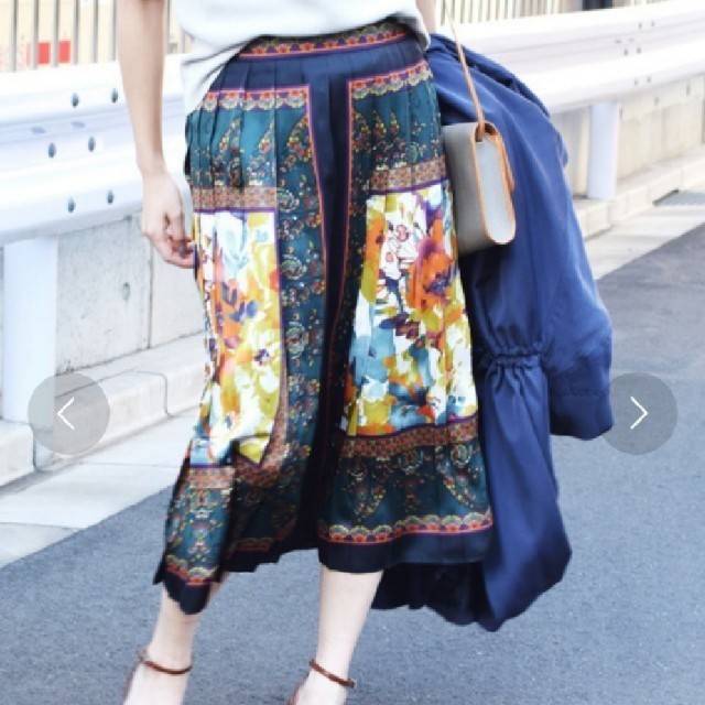 Ameri VINTAGE(アメリヴィンテージ)のAMERI SCARF MOTIF PLEATS SKIRT レディースのスカート(ひざ丈スカート)の商品写真